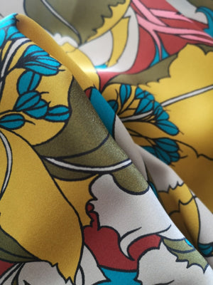 Carré de soie - Joséphine - 100% soie naturelle - imprimé Liberty of London - Fil certifié OEKO-TEX - Fond jaune, motifs bleus, verts, blancs et rouges - Made in France - Mode Feminine et responsable